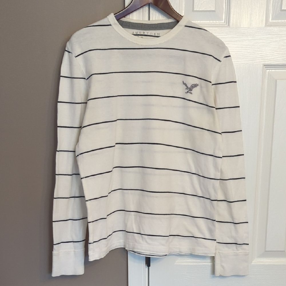 American Eagle Outfitters Men's White and Navy  Striped Long Sleeve Tee